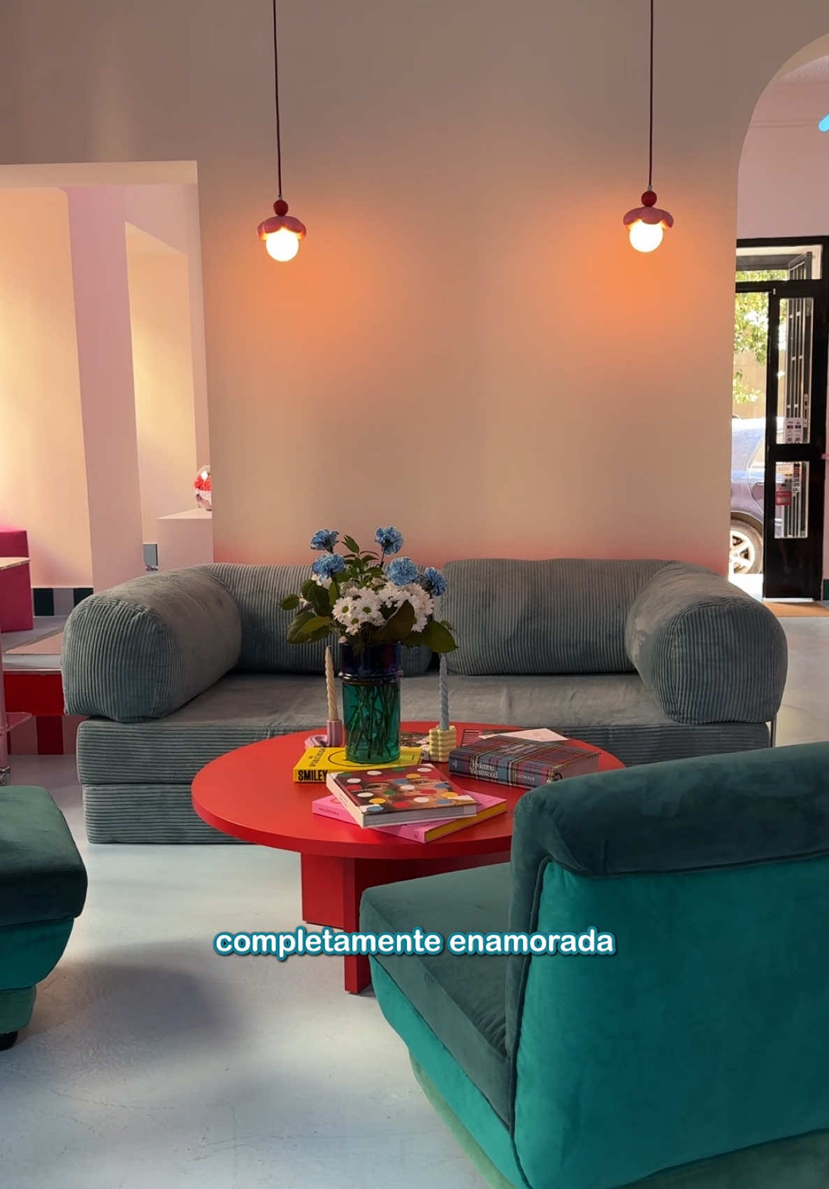 A post by @emedeamores on TikTok caption: el sofá más bonito del mundo 🙂‍↕️🙂‍↕️❤️ es el teddy de @OMHU ⭐️