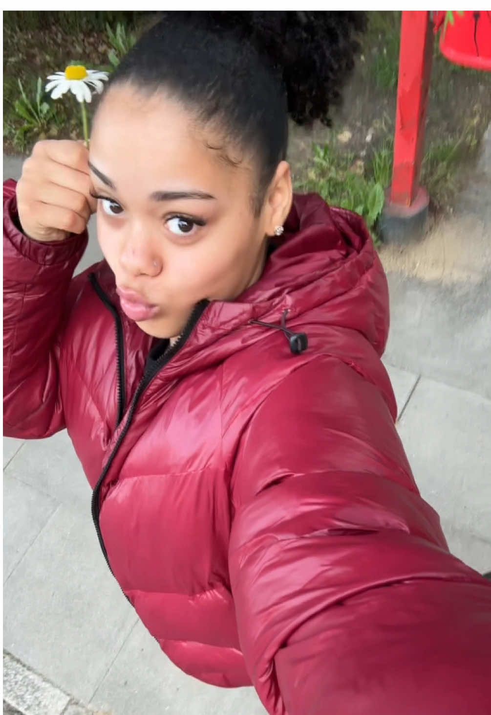 A post by @nyz.juliet06 on TikTok caption: romantik ist noch nicht ausgestorben (hab ihm gesagt er soll mir die pflücken er hätte es nicht von selbst getan)🥰 #fyp 
