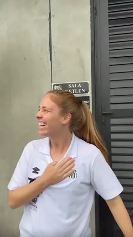 A post by @santosfc on TikTok caption: A maior artilheira da história das #SereiasDaVila agora dá nome ao vestiário do nosso time feminino no CT Rei Pelé. 🤍 #Santos #SantosFC #TikTokEsportes #SereiasDaVila 