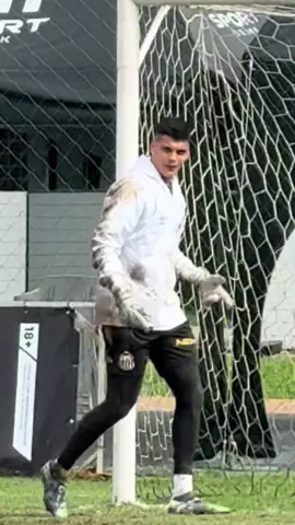 A post by @santosfc on TikTok caption: Pegou? 😁 #Santos #SantosFC #TikTokEsportes #Futebol #Goleiros 
