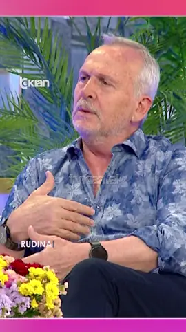 A post by @rtvklanofficial on TikTok caption: “DEA OPEN AIR”/ Edmond Topi: Ky film filloj si një projekt social  Folëm në këtë pjesë të parë për Edicionin e 12-të Festivalit Ndërkombëtar të Filmit DEA OPEN AIR, që u hap zyrtarisht më 9 qershor në Tiranë, me premierën e filmit “Vdekja le të presë” të regjisorit Edmond Topi, një dramë e thellë, me mesazhe të forta, në Kinema DEA OPEN AIR 1 – në Amfiteatrin e Universitetit të Arteve.   Nga data 9 deri më 13 qershor, Tirana mirëpret kinemanë botërore me 34 filma nga 20 vende, të ndarë në metrazh të gjatë, të shkurtër, dokumentar dhe studentor. Videon e plotë e gjeni në kanalin e YouTube ▶️ RTV KLAN #TvKlan #RudinaMagjistari