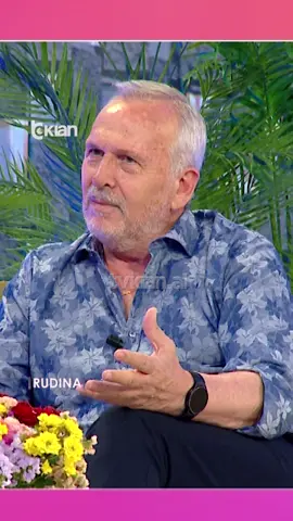 A post by @rtvklanofficial on TikTok caption: Edmond Topi: Dëshira që kishin aktorët për të punuar… e jashtëzakonshme! Folëm në këtë pjesë të parë për Edicionin e 12-të Festivalit Ndërkombëtar të Filmit DEA OPEN AIR, që u hap zyrtarisht më 9 qershor në Tiranë, me premierën e filmit “Vdekja le të presë” të regjisorit Edmond Topi, një dramë e thellë, me mesazhe të forta, në Kinema DEA OPEN AIR 1 – në Amfiteatrin e Universitetit të Arteve.   Nga data 9 deri më 13 qershor, Tirana mirëpret kinemanë botërore me 34 filma nga 20 vende, të ndarë në metrazh të gjatë, të shkurtër, dokumentar dhe studentor. Videon e plotë e gjeni në kanalin e YouTube ▶️ RTV KLAN #TvKlan #RudinaMagjistari