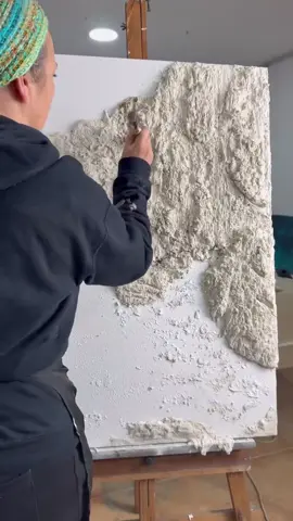 A post by @greenmaidenart on TikTok caption: Desde hace un tiempo que todos los días alucino de la conexión íntima con cada material, como si cada textura, mis ojos, el pincel y mis manos fueran uno con la obra que está naciendo.  Y me maravilla haber podido combinar las dos formas que más me invitan a ir hacia adentro: pintar directamente con mis manos con la resina y pintar con pincel con el Stone Effect (el velo efecto piedra que ya veis como queda) sobre la textura Natural Rock.  Cada día doy gracias por lo divertido que hace integrar los tonos de la naturaleza, preparando yo misma el color de roca en cada obra y con una cantidad mínima de producto. Cada día me doy las gracias por ser tan terca y seguir investigando para conseguir los mejores productos, para mis obras y para las vuestras ♥️ Con el KIT HORIZONTES os incluimos el curso online para aprender a hacer infinitos paisajes de Horizontes brutales, definiendo el horizonte entre el Mar y Cielo…incluye todos los materiales 🤍lo tenéis disponible en www.greenmaidenart.com  #Art #artistsoftiktok #resina #resinart #arte #decor #artwork #decor 