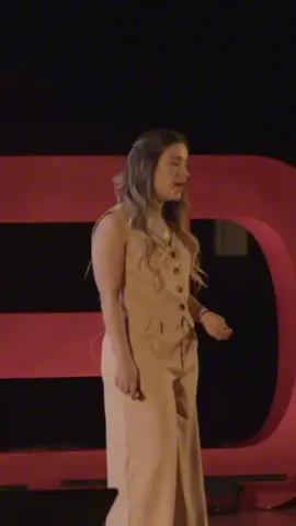 A post by @mariabolio on TikTok caption: Incluso cuando sientas que no queda nada, hay una versión de ti que no quiere rendirse.  Hay dolores que duelen en silencio y que aunque no se notan, pesan y no tienes porque cargar con todo esto tú solo.  TÚ VIDA ES VALIOSA, aunque tu mente te quiera convencer de lo contrario.  Busca ayuda, no estás solo ✨🫶