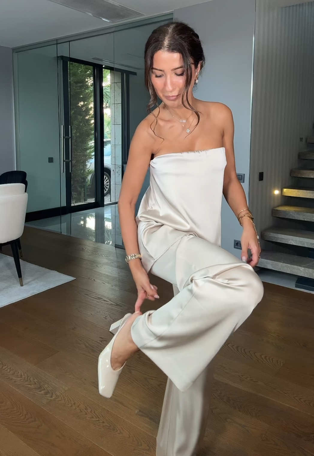 A post by @goozdeyle on TikTok caption: 🥂🤍 #summeroutfits reklam