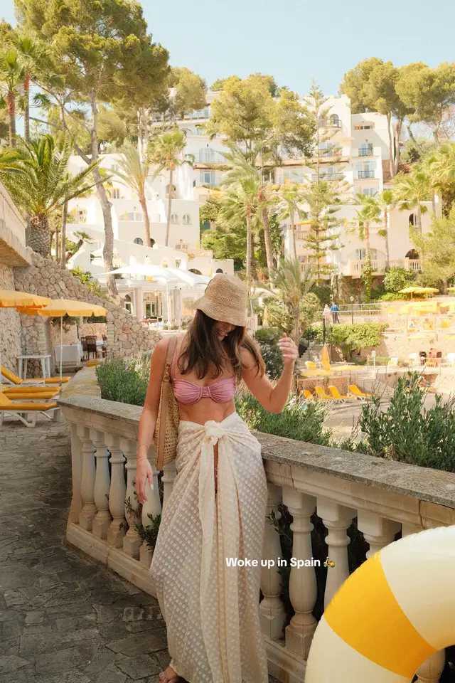 A post by @eloisemumme on TikTok caption: Woke up in Spain 💛