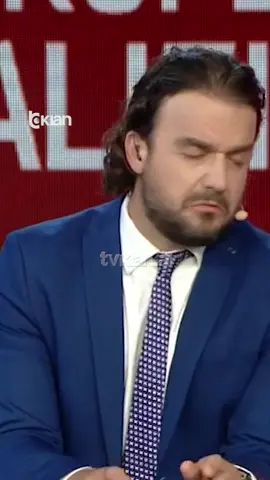 A post by @rtvklanofficial on TikTok caption: Manaj merr shiritin e kapitenit ndaj Letonisë, Bulku: Të gjithë janë kapitenë në Kombëtare Ervin Bulku, zëvendëstrajner në Kombëtaren shqiptare, foli për TV Klan, në prag të ndeshjes me Letoninë në transfertë. Bulku e cilësoi si ndeshje shumë të rëndësishme për ecurinë në grup dhe pritet fitorja. Referuar penalltisë së humbur nga Manaj ndaj Serbisë, Bulku tha se i humbasin edhe lojtarët më të mëdhenj dhe për këtë arsye nuk duhet demoralizuar. LEXO MË SHUMË NË TVKLAN.AL #TvKlan #News #Sport #Letoni #Shqipëri #Formacion