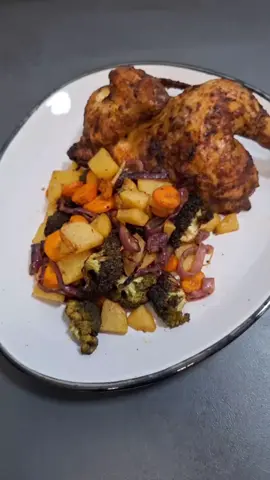 A post by @kochen.macht.spa on TikTok caption: Hähnchen mit Gemüse aus dem Airfryer  Rezept  1 ganzes Hähnchen  6 El Öl 1 El Zitronensaft  2 tl Salz  2 tl Paprika Edelsüß  1 tl Curry  1 tl Pfeffer  etwas chiliflocken 6 Kartoffeln  6 Mohrüben  2 rote Zwiebeln  2 kleine Brokkoli  #airfryer #kochen #lecker #food #essen #foodie #funny #foodlover #trends #rezept #einfacherezepte #schnellerezepte 