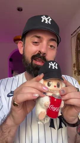 A post by @spacemunarriz on TikTok caption: enseñando a mi labubu cómo curvar su gorra 👹 #labubu #customlabubu #59fifty #newera #yankees 