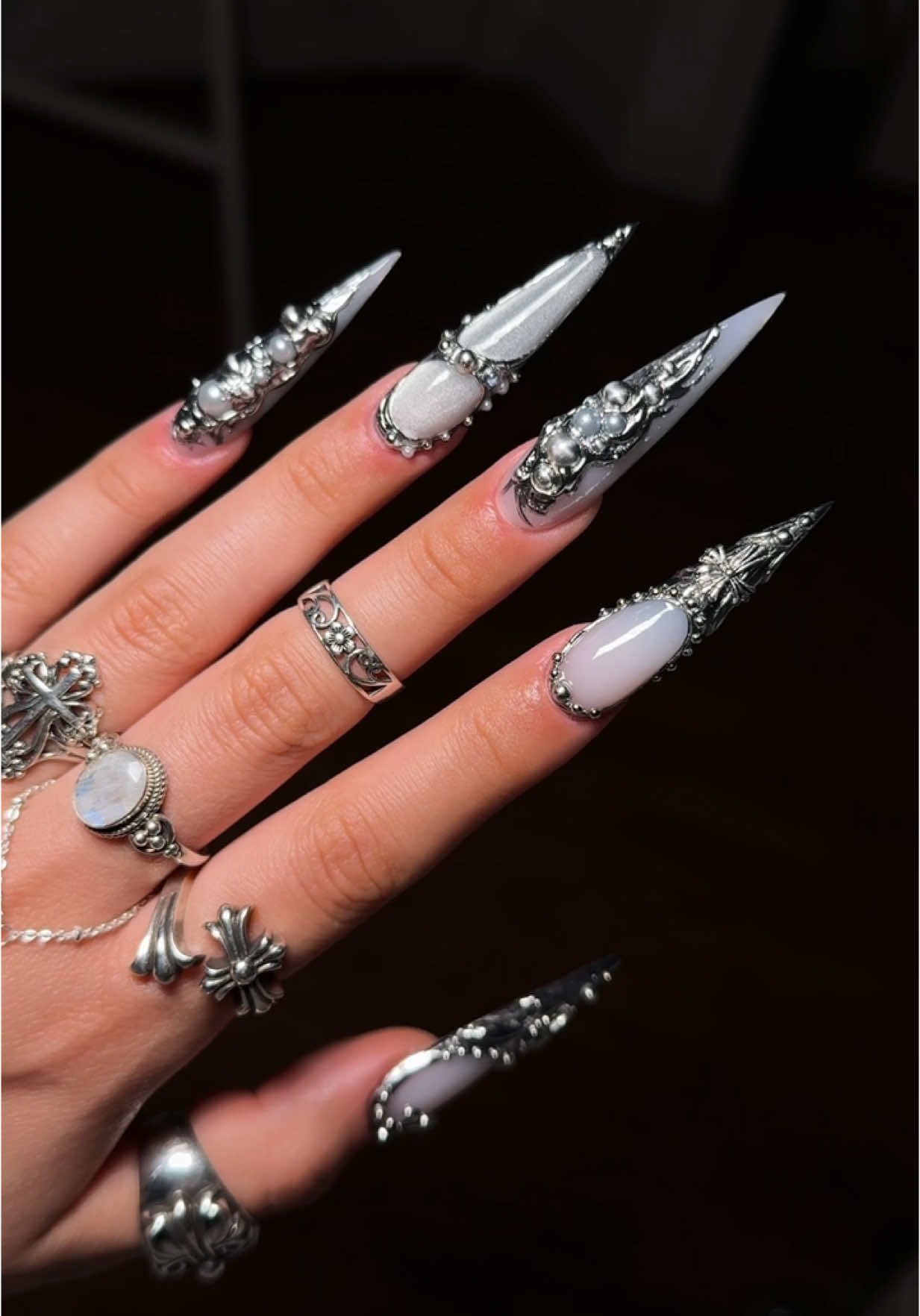 A post by @sulysnailography on TikTok caption: Forgot how much I loved stiletto nails 😮‍💨🩶 #nailtok #stilettonails #chromenails #metalnails #xlnails #acrylicnails #nailinspo 