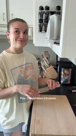 A post by @claudiemercier on TikTok caption: Quelles sont vos pensées intrusives les plus fucked up? 😂