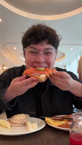 A post by @haru on TikTok caption: Café com fofoca na Europa🇪🇺