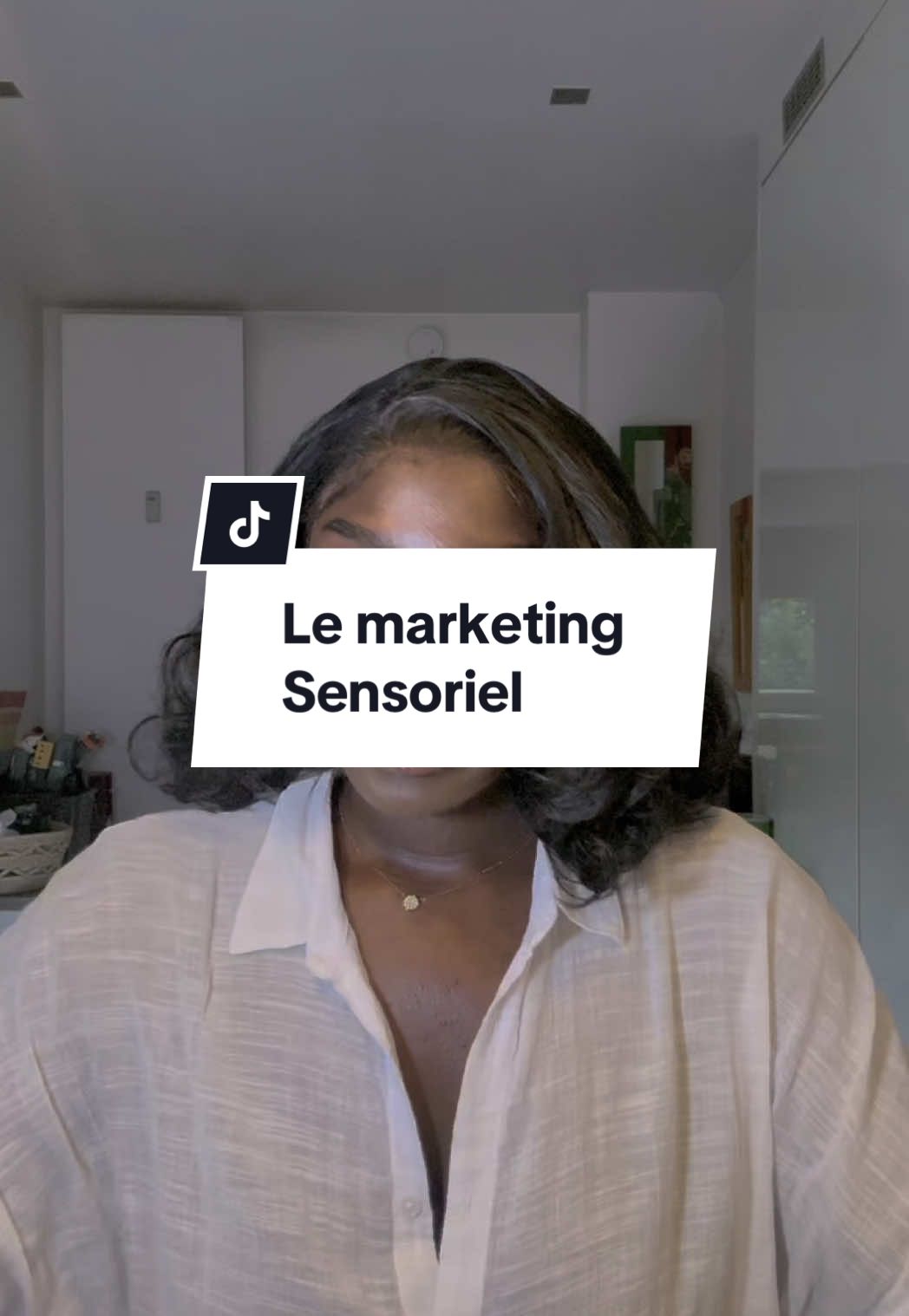 A post by @_myamm_ on TikTok caption: Le marketing sensoriel c’est l'art de stimuler les sens (vue, ouïe, toucher, goût, odorat) pour créer une émotion, une immersion, un attachement à une marque ou un contenu 🔆 #videoediting #tutorial #montagevideo #contentcreators 
