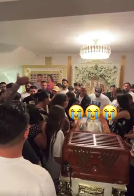 A post by @florydarius35 on TikTok caption: #viral#fy @Robert Din Aparatori 