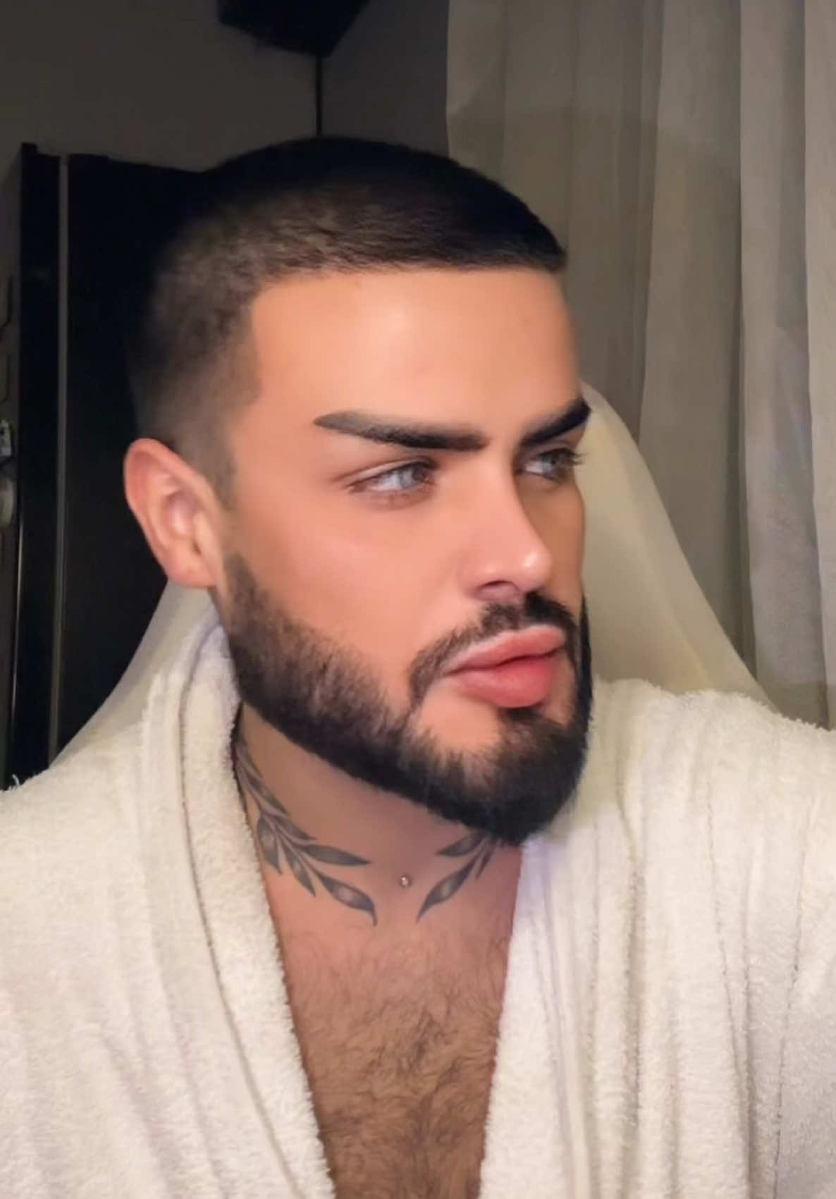 A post by @alex____alexis on TikTok caption: ես հայ եմ 🇦🇲 ու սիրում եմ հայաստանը հայերին ... երգարվեսը պետք չի խառնել քաղաքակաան հայացքների հետ .   ես հիշում եմ 2000-ականներին բոլորի տանը Տարկան էին լսում  #alexalexis #tarkan 
