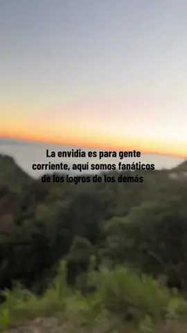 A post by @yadylopez881 on TikTok caption: La envidia es para gente corriente, aquí somos fanáticos de los logros de los demás♥️ #frases_de_todo #fyp 