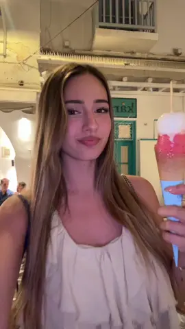 A post by @_viola.silvi on TikTok caption: pochi secondi dopo mi cascherà il gelato per terra…