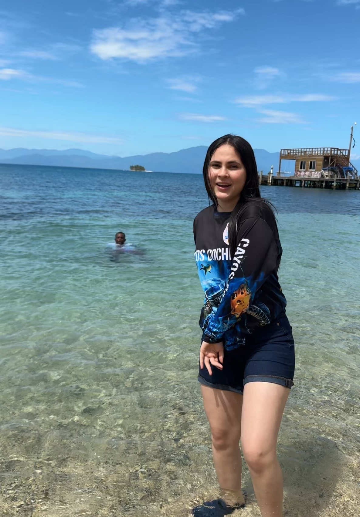A post by @chiliwilyy on TikTok caption: Al mirar la lunaaa 🤗