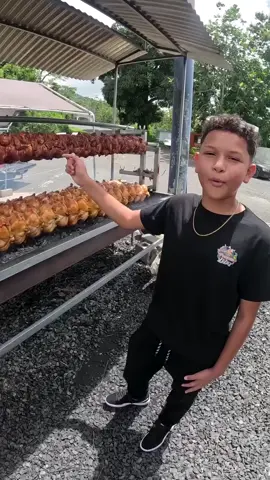 A post by @tradicionespr on TikTok caption: Parecen Pavos 🦃  Son Pollitos 🐔🐔 Asaitos Al Carbon 🔥🇵🇷 con Combos Boricuas y la Yuquita en Escabeche.. !!