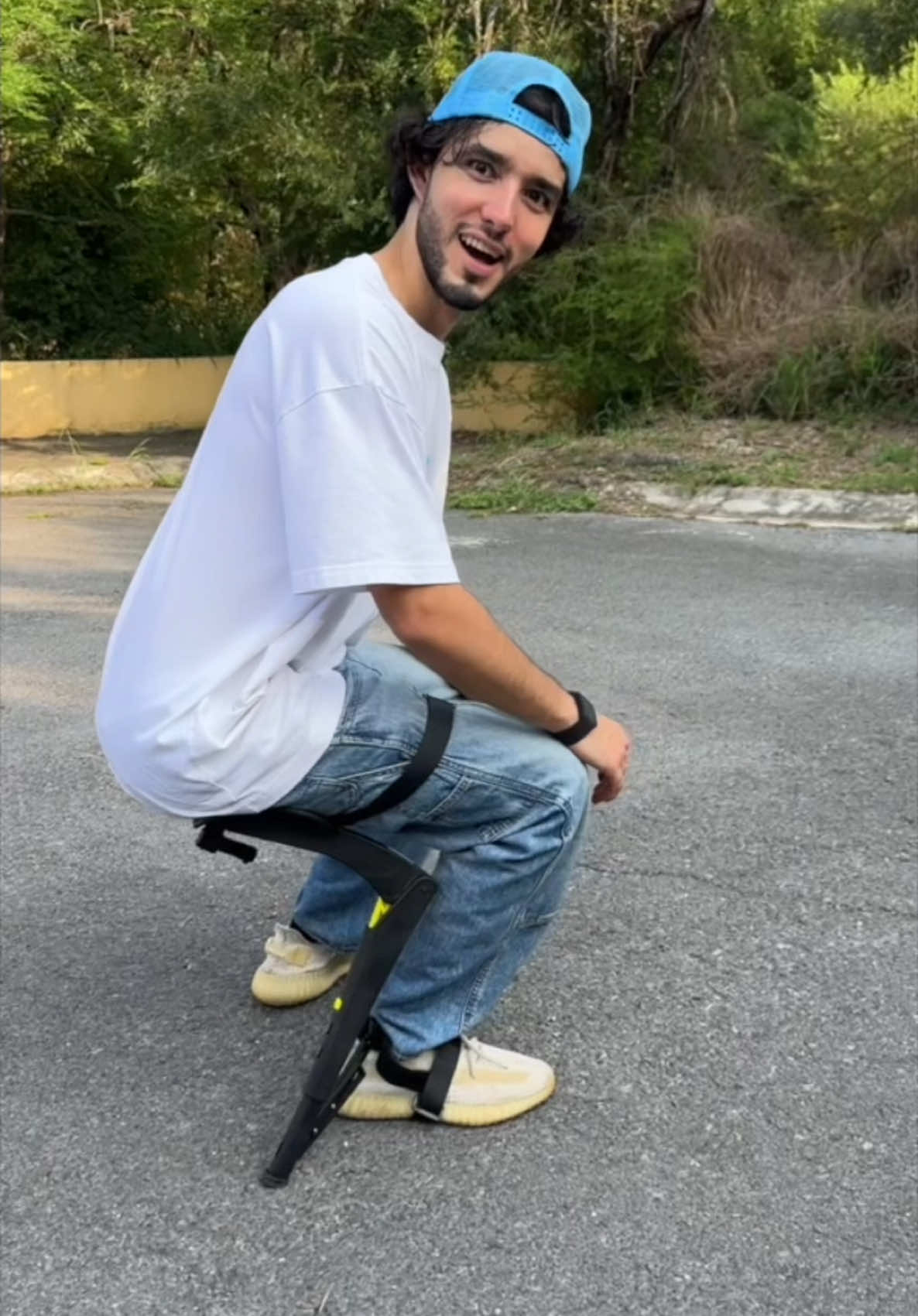 A post by @rickylemon99 on TikTok caption: Probe la silla invisible mas cara del mundo?