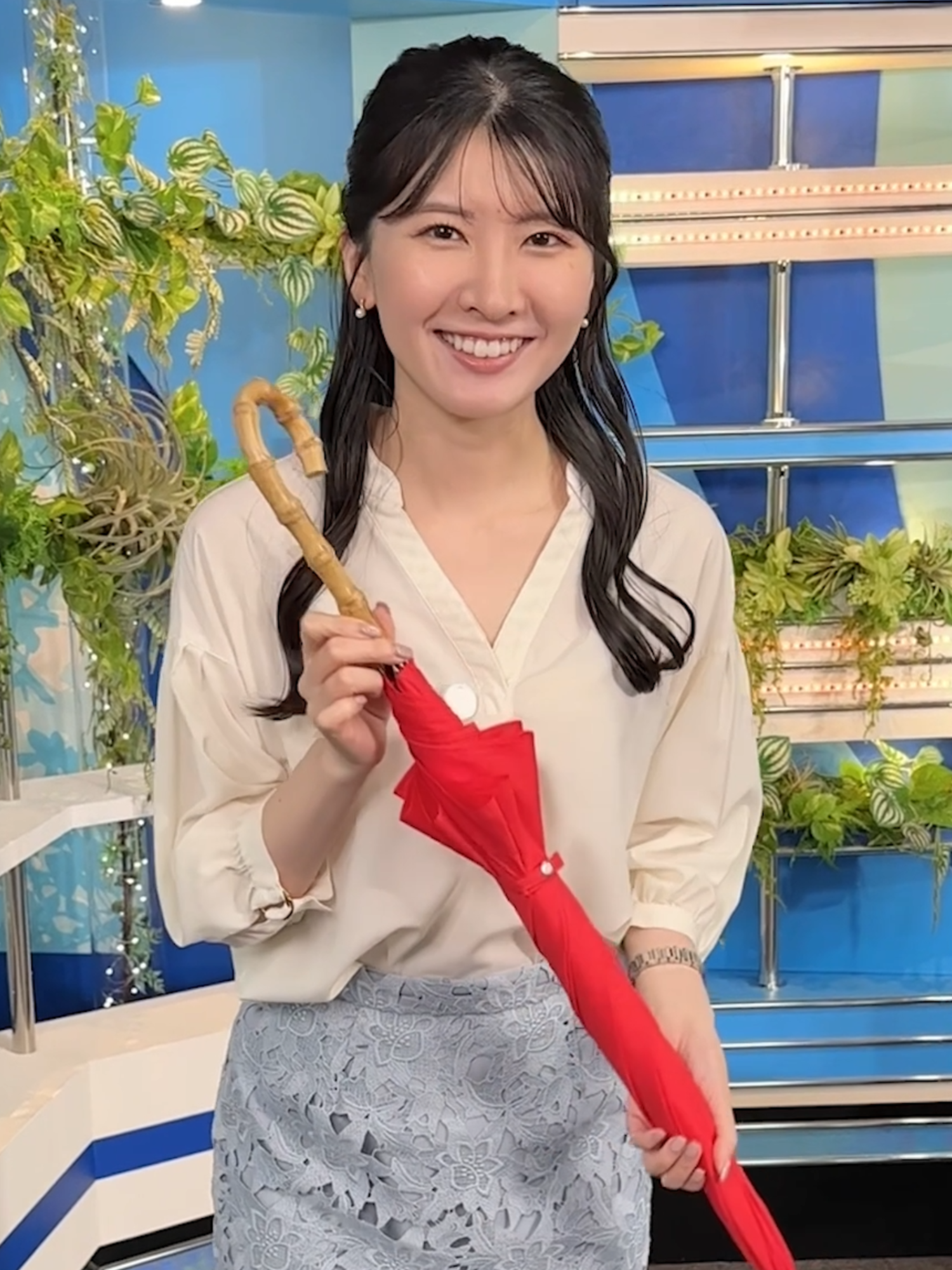 A post by @weathernewslive on TikTok caption: 傘忘れないようにしてね。明日もファイト！#通勤タイパ #駒木結衣 #ファイト