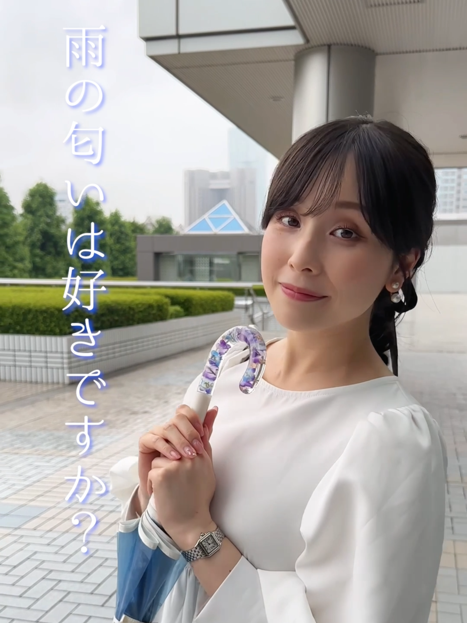 A post by @weathernewslive on TikTok caption: 【ややウケ天気予報】雨のにおいの正体は#通勤タイパ #松雪彩花