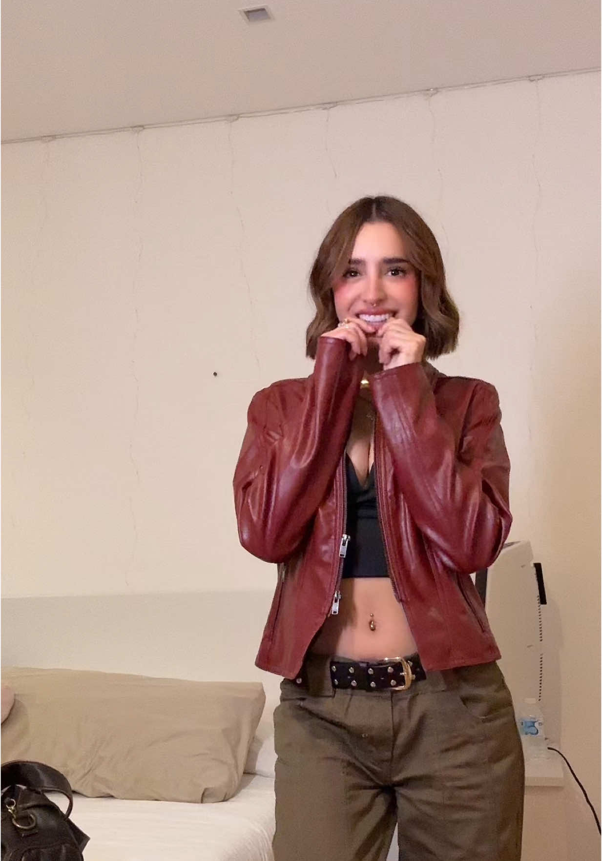 A post by @domelipa on TikTok caption: mi hater se metió al video 🦶🏻