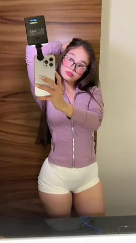 A post by @yajanaaa on TikTok caption: Menos ser amigos