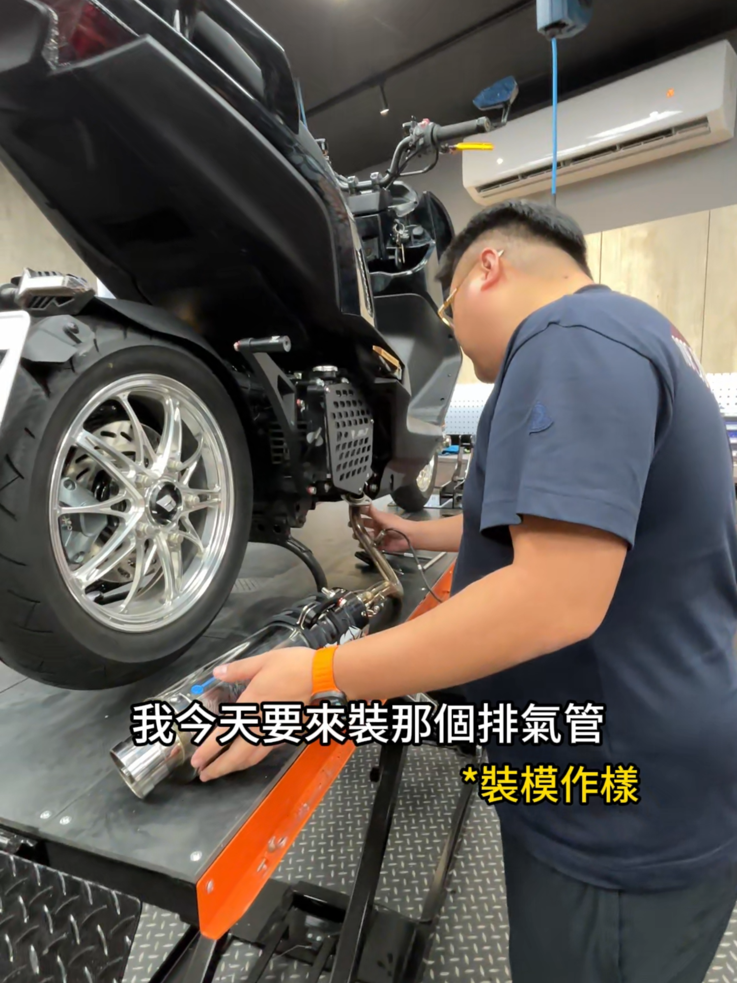 A post by @lloydlin999 on TikTok caption: 直接開一間店讓你們來裝排氣管啦 #快樂阿隆 #牛王排氣管 #馳風工坊 #馳風車業 #牛王合法認證排氣管