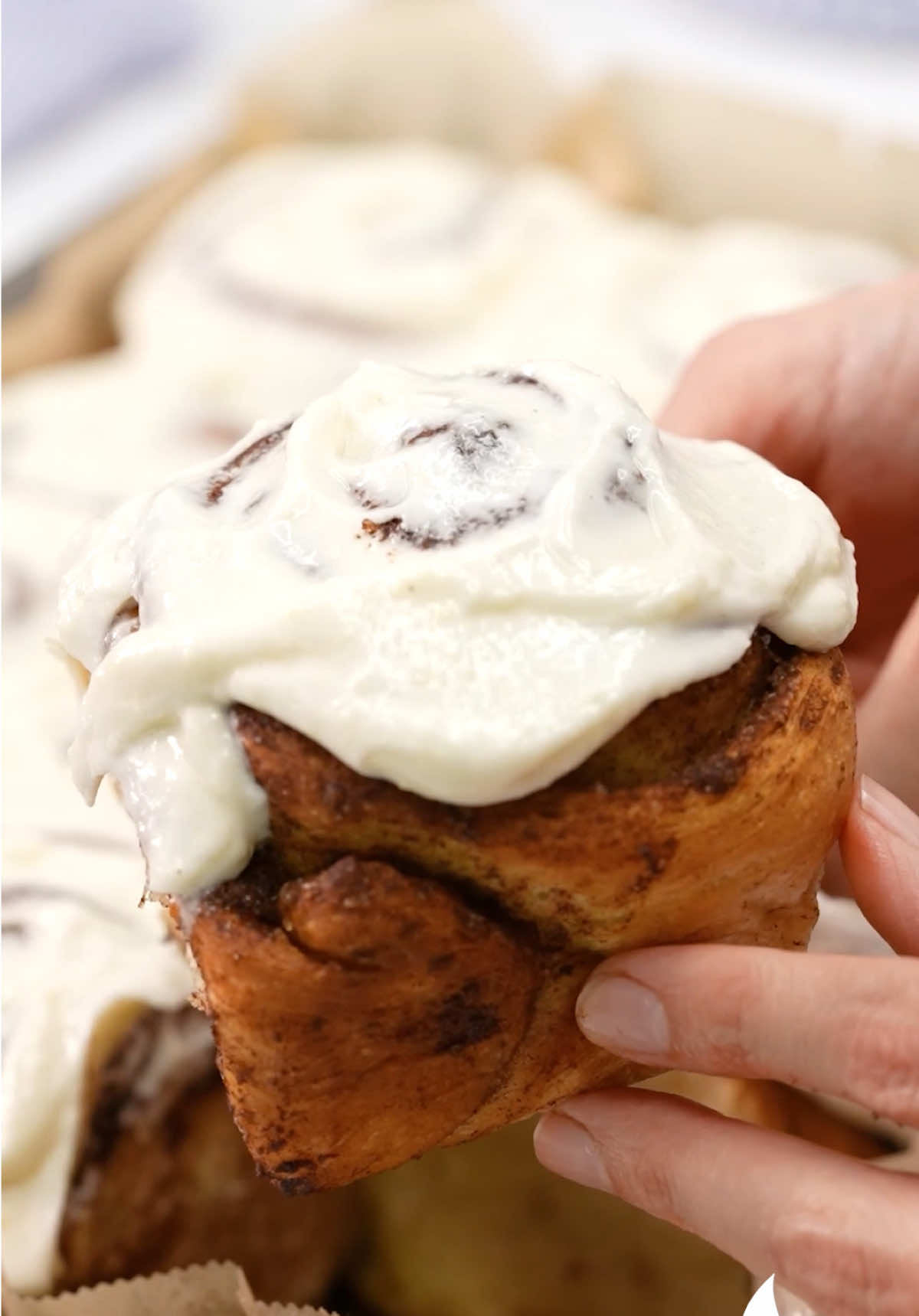 A post by @nefisyemektarifleri on TikTok caption: Tarçınlı Rulo (Cinnamon Rolls) 🤩 Malzemeler Hamuru için; 1 su bardağı ılık su (200 ml) 1 su bardağı ılık süt (200 ml) Yarım su bardağı sıvı yağ (100 ml) 1 adet yumurta 1 paket instant maya 3 yemek kaşığı toz şeker 1 çay kaşığı tuz 5,5 su bardağı un İç harcı için; 100 g tereyağı 3 yemek kaşığı tarçın 2 çay bardağı esmer şeker Sosu için; 1,5 su bardağı pudra şekeri 50 g tereyağı 1 paket labne peyniri 1 paket vanilya Hazırlanışı Uygun bir kap içerisine ılık süt, sıvı yağ, ılık su, yumurta, toz şeker, un ve mayayı alarak hamuru yoğuralım. Kıvam alan hamurun üzerini streçleyelim ve 30 dakika kadar mayalandıralım. İç harcı için tavada tereyağını eritelim. Üzerine esmer şeker ve tarçını ekleyerek güzelce karıştıralım. Mayası gelen hamurun havasını aldıktan sonra tezgahta şöyle bir toparlayalım. Merdane yardımı ile çok ince olmayacak şekilde açalım. Üzerine tarçınlı harçtan sürelim ve her yerine yayalım. Hamurun uzun kenarından başlayarak rulo şeklinde saralım ve 2-3 parmak genişliğinde keselim. Pişirme kağıdı serili fırın tepsisine alalım, üzerini temiz bir bezle örtelim ve 15 dakika dinlendirelim. Mayalanan ruloları, su haznesine çok az su doldurup yerleştirdiğimiz ve 180°C de ısıttığımız fırında 25-30 dakika pişirelim. Üzerinin sosu için tereyağı, labne peyniri, vanilya ve pudra şekerini uygun bir kapta krema kıvamına gelene kadar çırpalım. Pişen ve ilk sıcaklıkları çıkan tarçınlı ruloların üzerine hazırladığımız kremayı gezdirelim ve servis edelim. Afiyet olsun! #nefisyemektarifleri #nefisyemektariflerinden #tarif #tarifler #bugünnepişirsem #food #cooking #recipe #recipetok #TiktokMutfağı