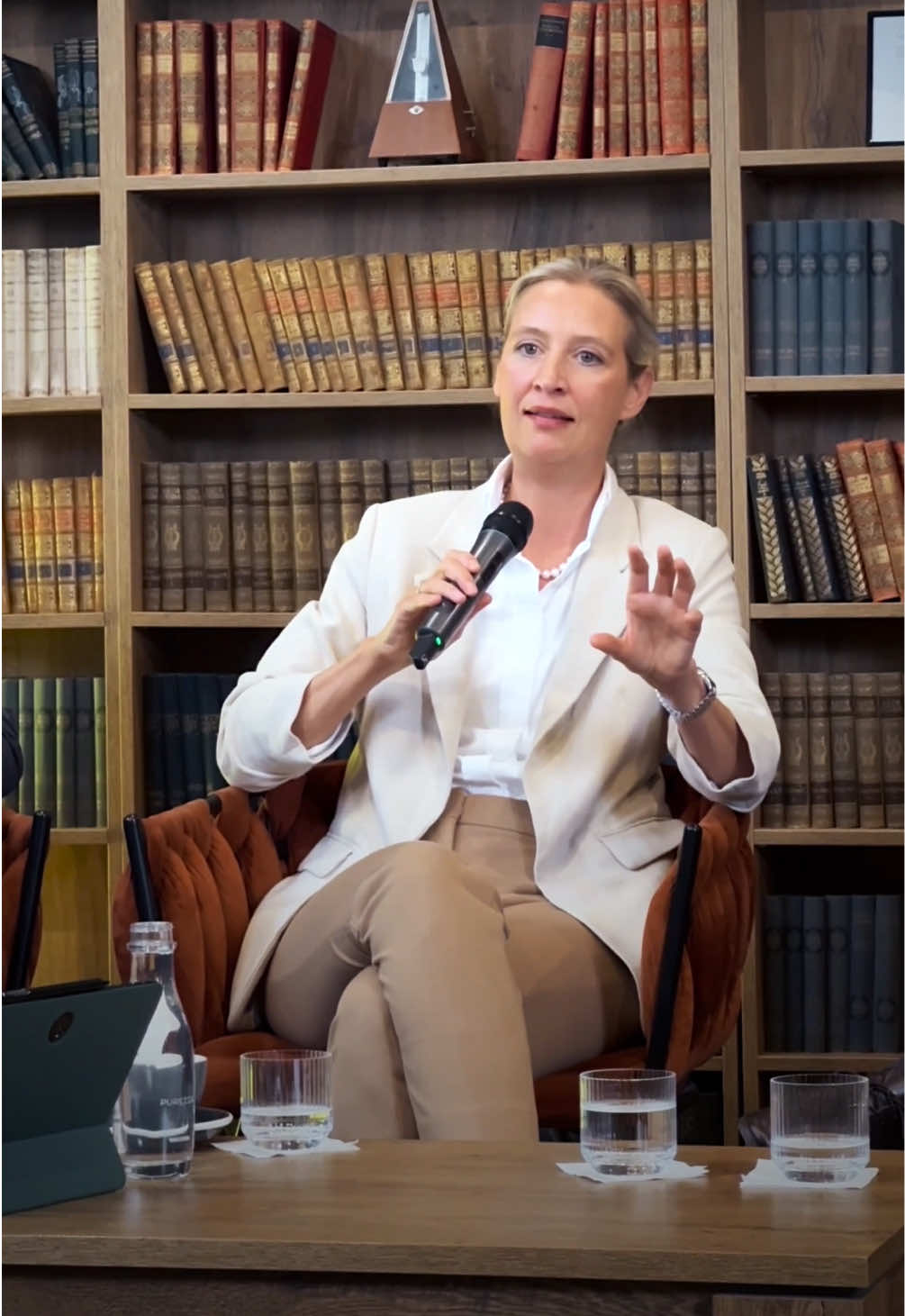 A post by @alice_weidel_afd on TikTok caption: Impressionen von der CPAC – danke für die Einladung und die vielen inspirierenden Gespräche. Es war mir eine Ehre, dabei zu sein. Ein klares Zeichen für internationale konservative Zusammenarbeit🙌🏼 #CPAC #budapest🇭🇺 #CPACHungary2025 #freiheit #souveränität #identität #konservativ #zukunft #zusammenarbeit #afd #weidel #alternativefürdeutschland #fürdich 