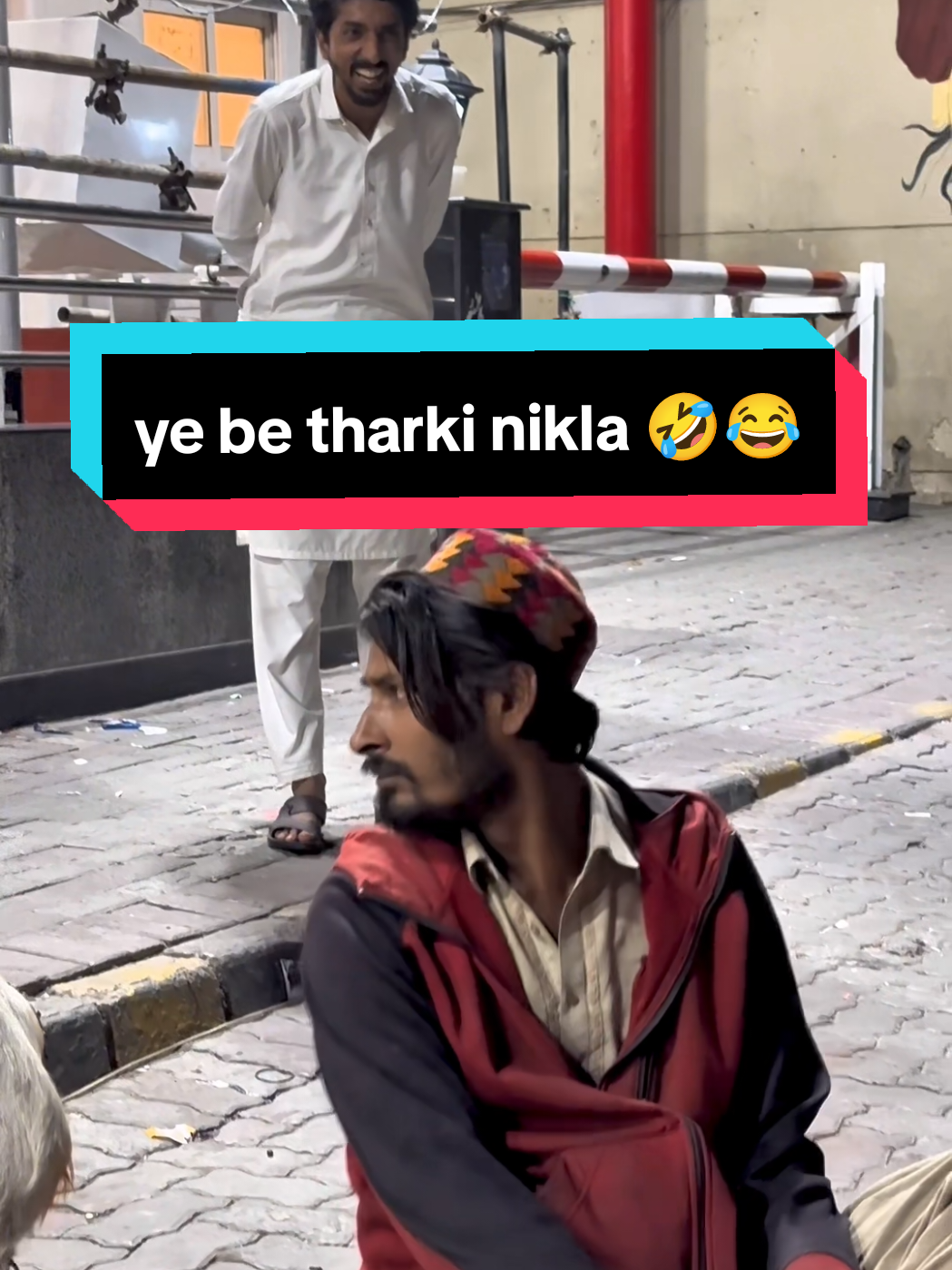 A post by @siasi_shoorli on TikTok caption: ye b tharki nikla 🤣 #prankvideo #rj_nazim_official #siasi_shoorli #entertainment #funnyshorts #shortvideo #comedy #funny 