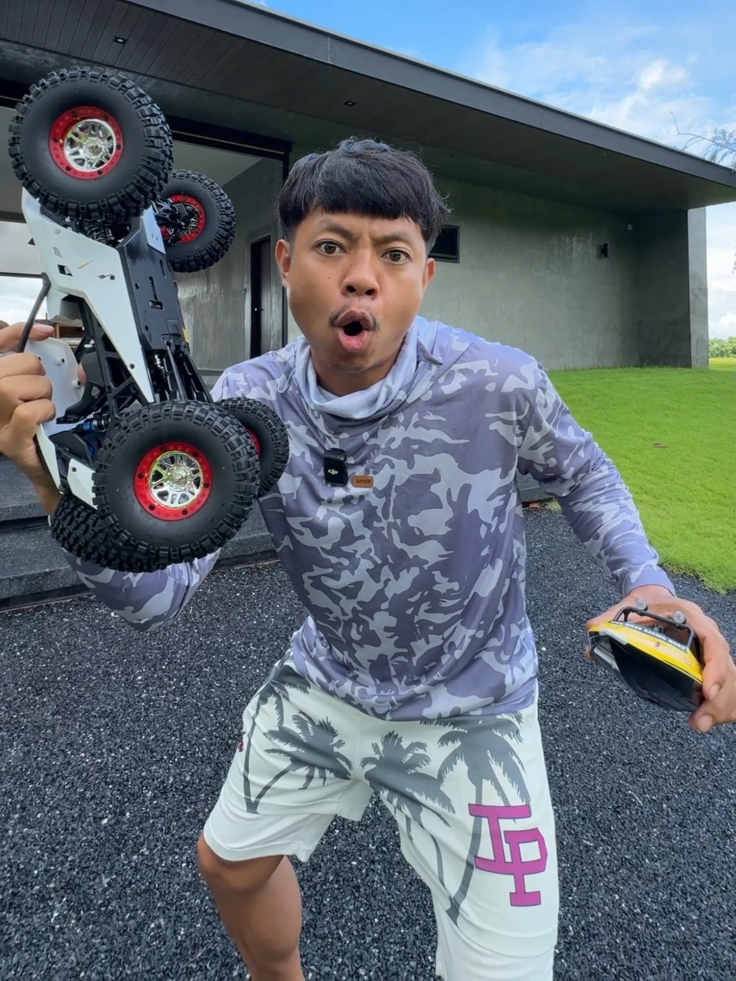 A post by @jack_papho69 on TikTok caption: โจอี้เลือกอะไร #panasonicbattery #รักษ์โลกทนทานใช้นานปลอดภัย
