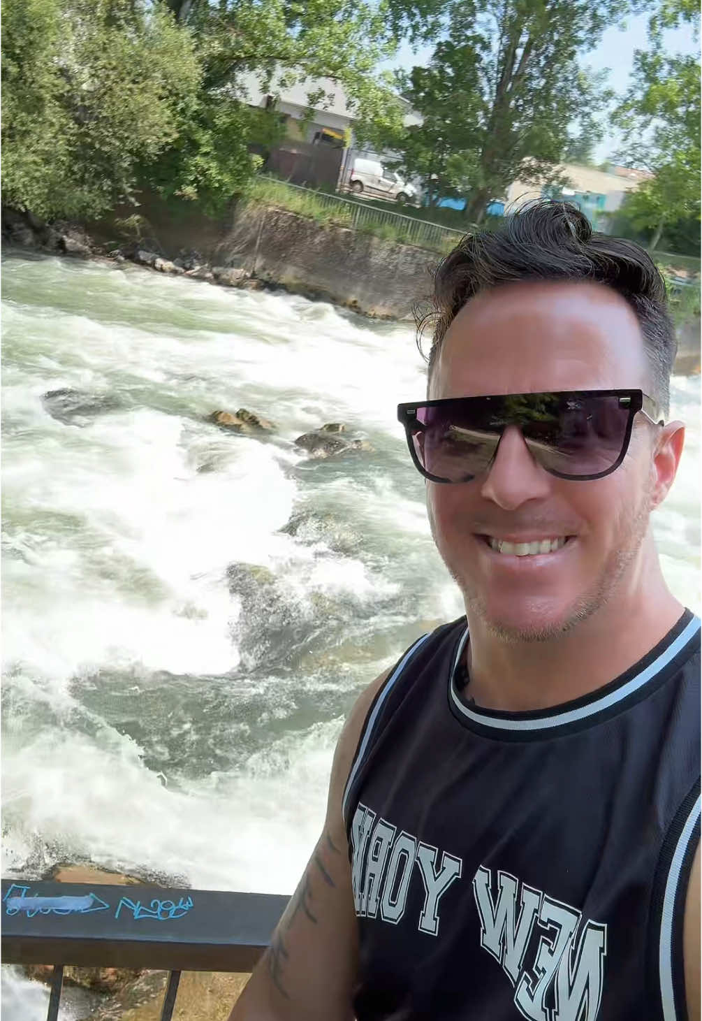 A post by @beatmoerker on TikTok caption: So macht das arbeiten Spass…meine Lieben!😊✌️
