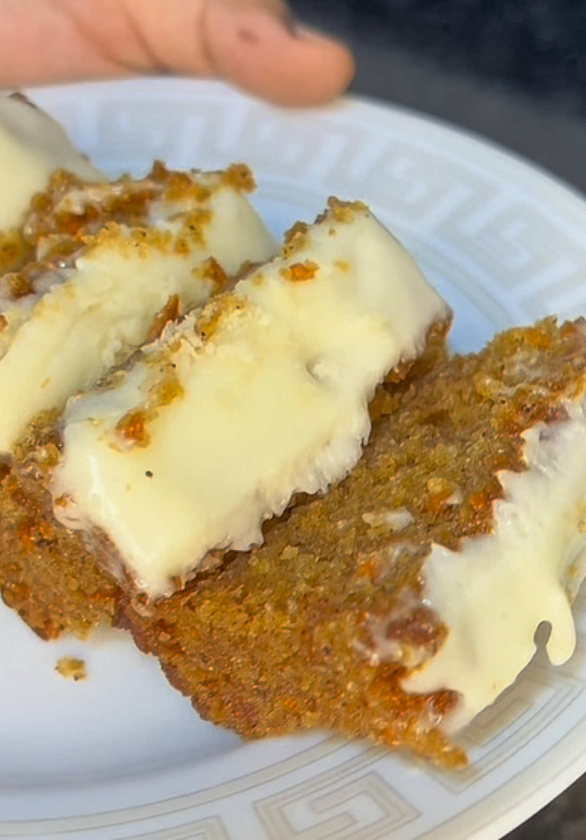 A post by @samirasanuura on TikTok caption: Carrot cake macan badan 🤤❤️🍰. #carrotcake #macmacan #casriyo #easyrecipe #somalipage #cuntofudud #foodtok #cuntokaris 