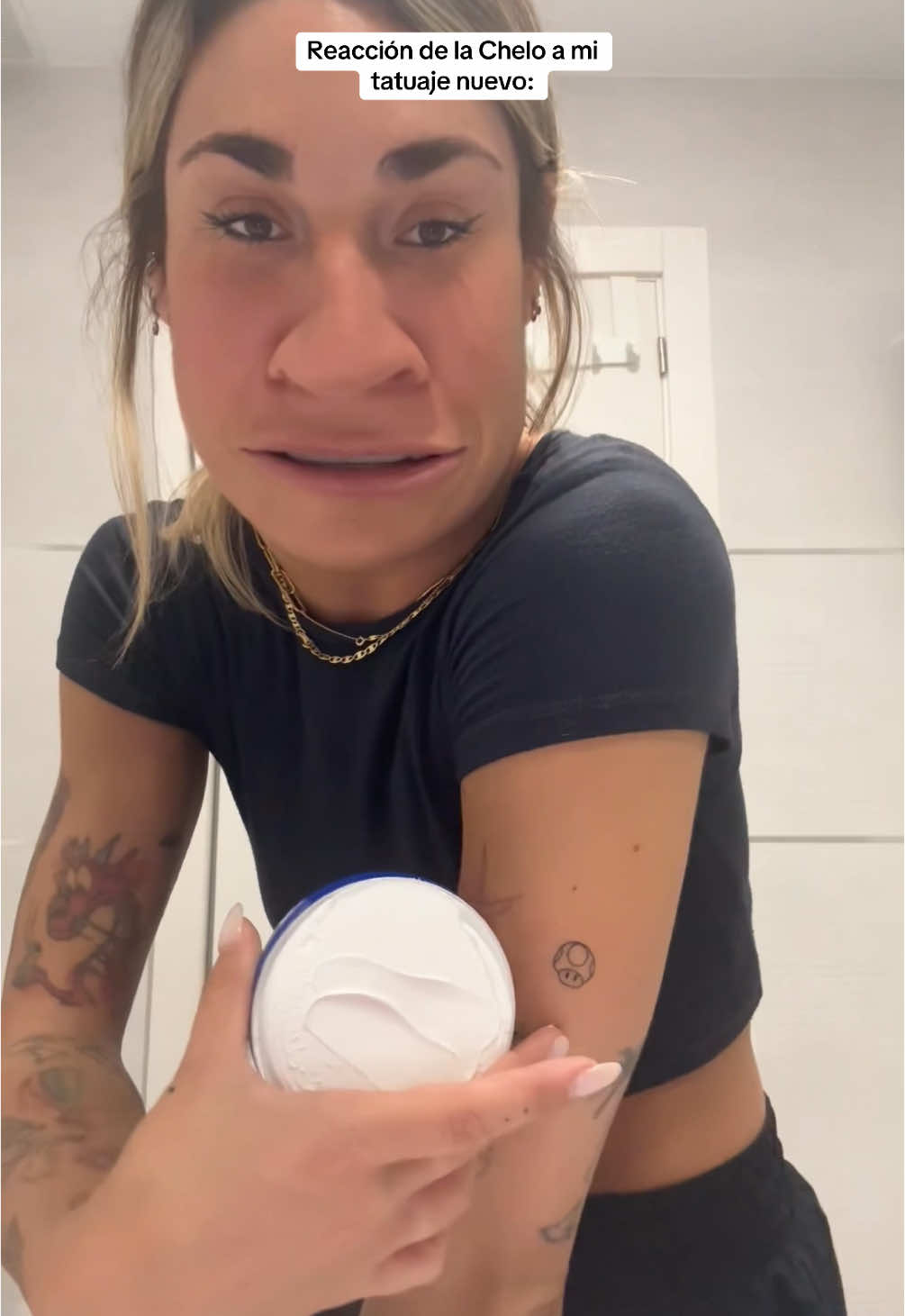 A post by @aleagullosm on TikTok caption: Ya no es que lo diga yo, es que lo dice la Chelo en el vídeo, la @NIVEA ES de toda la vida #NIVEACREME #NIVEAESPARALAPIEL publi