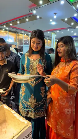 A post by @anjumanvibes on TikTok caption: মাওয়া যাব আর কোথায় ইলিশ মাছ খাব এটা কি বলতে হয়!!🌙🖤#mehjabin98 #mehjabinjr @Anjuman_Closet @anjumanglowstudio 