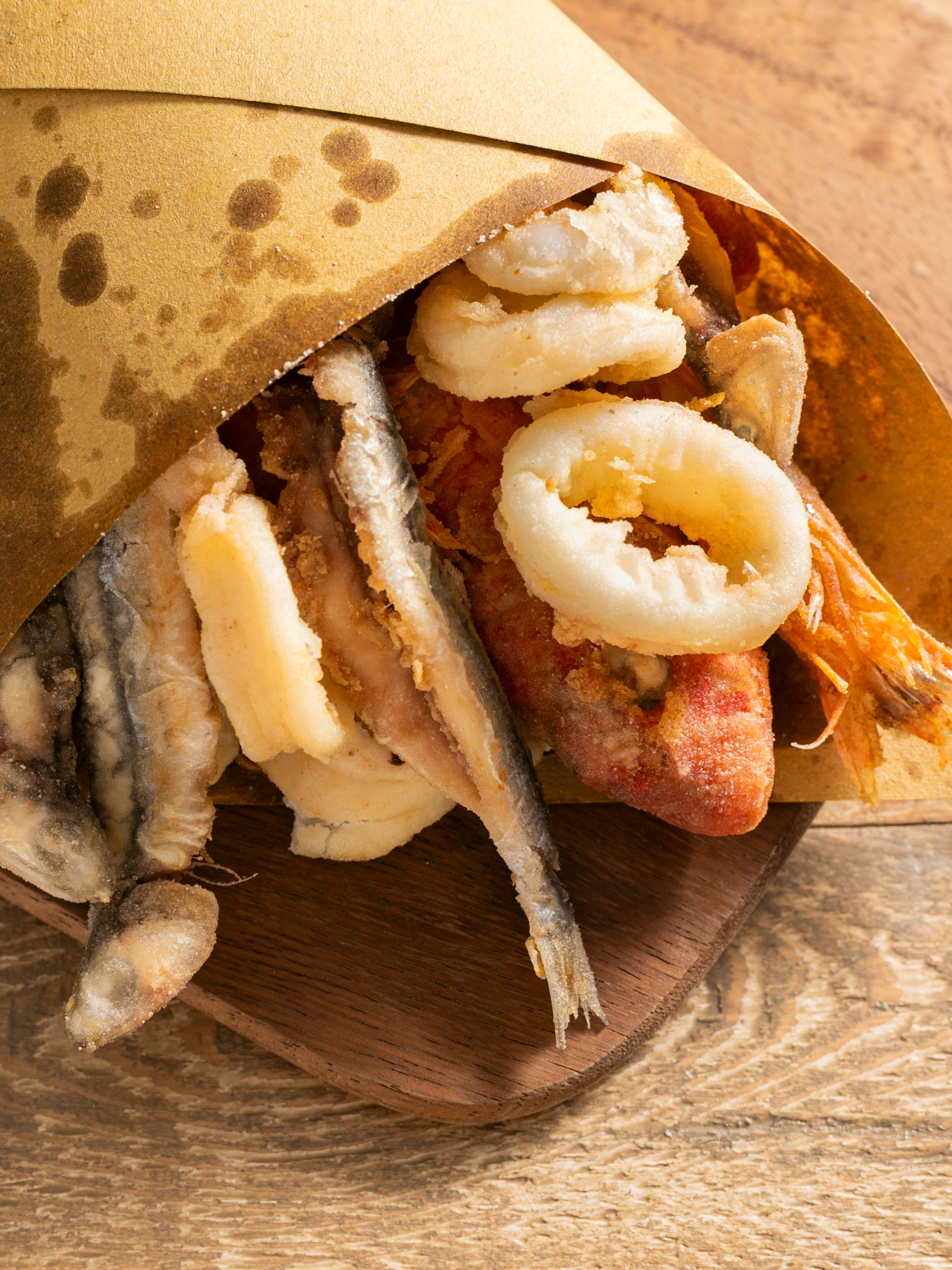 A post by @giallolovesitaly on TikTok caption: 🌊✨ Bring the taste of the Mediterranean to your table!😍 Our mixed fried fish is light, crispy, and packed with flavor! 🐟 Perfect for summer dinners or seaside vibes at home🦐 @ludovicagargari Ingredients: 1 ¾ cups semolina flour (250g) 1 ¾ cups calamari rings (200g) 4 small whiting fish  10 anchovies 4 red mullets 12 shrimp Vegetable oil for frying, as needed Salt, to taste #giallolovesitaly #friedfish #italianfood #foodtok