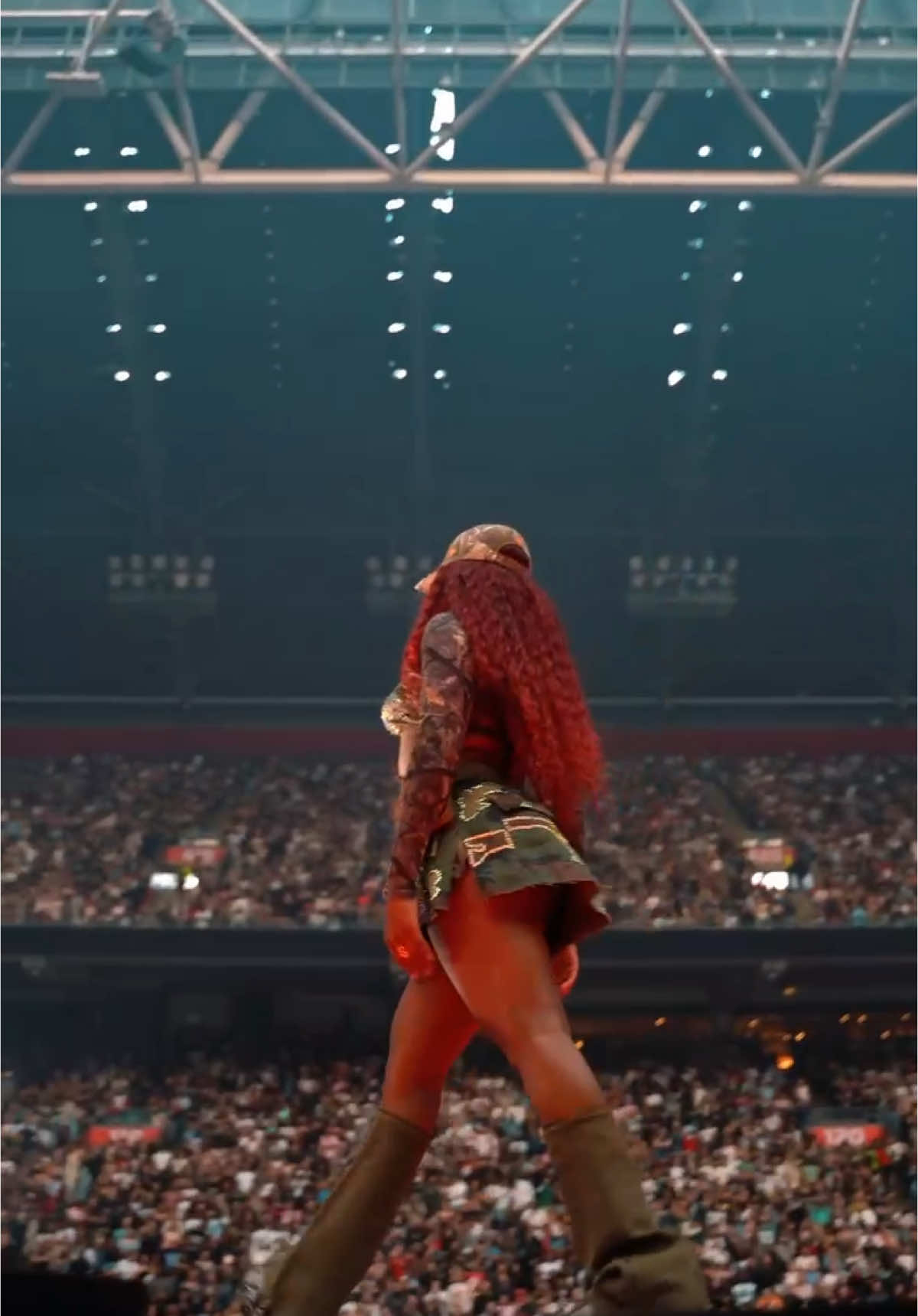 A post by @ishellee on TikTok caption: #breezybowl show #2 … turn me up #germany 