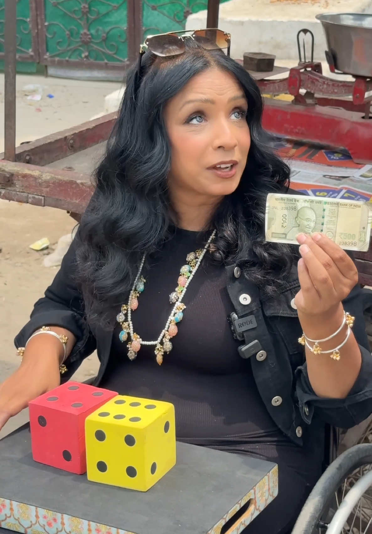 A post by @theofficialgeet on TikTok caption: Rs 500 ya dice roll karoge? 🥰 4 mehnati logo ko option diya… dekho unka luck kaisa tha 🔥 Kaisa lagga humara ye latest challenge? Iss situation me aap kya karte? Join Me to Spread Happiness 👉🏼 @theofficialgeet 🥰 . . #theofficialgeet #lovegeet #humanity #randomactsofkindness #surprise #trending #elderly #streetvendor #tiktokpartner 