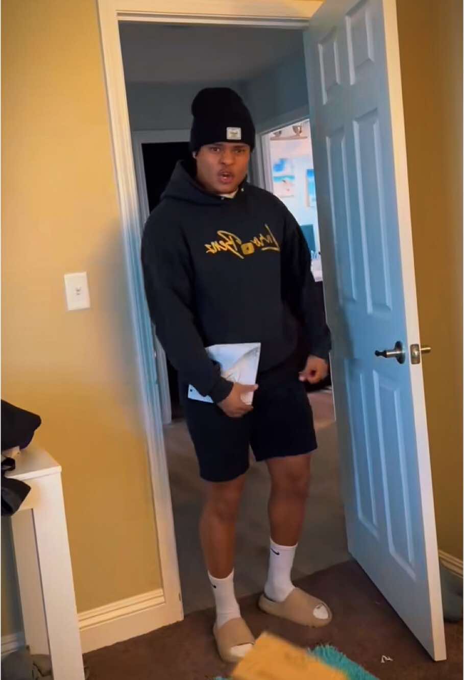 A post by @scare.rank.usaaa on TikTok caption: 😂😂🤣#sachi #larobenz #zaza #funnyprank #scareprank #scaring #scarecam #funny #scare #pregnant #videofunny #pranks #usa #tiktok #tiktoklover #tiktoklove #fyp #foryou #foryoupage #prank 