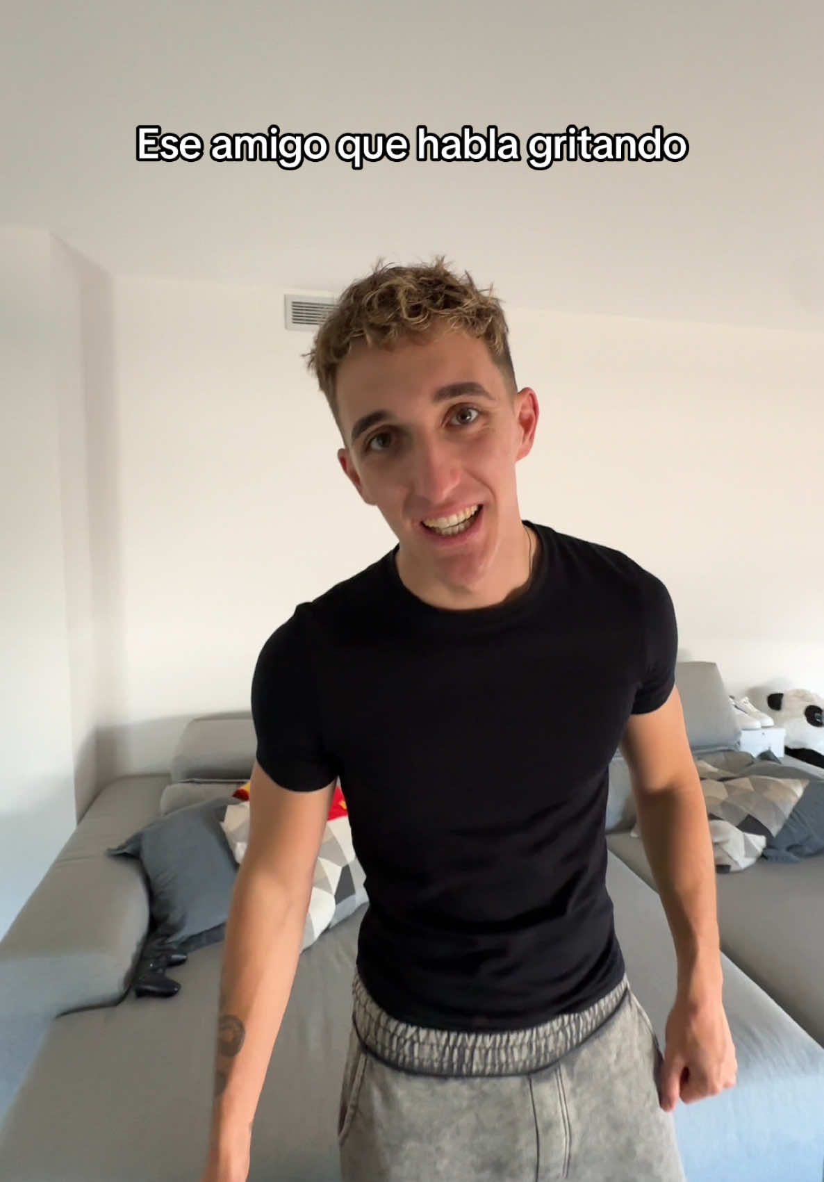 A post by @jonata_26 on TikTok caption: 2.4M en Instagram?💙