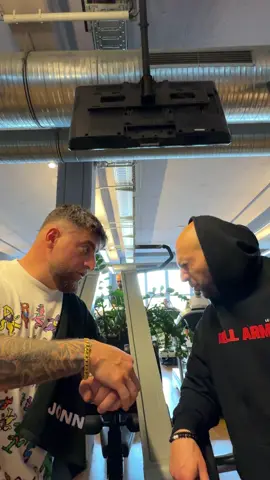 A post by @patrox on TikTok caption: Wer kennt den Move ? 😅 KC’s finger sind nicht gut sie sind BESTE !! Markier dein GymBro und zeig uns ob ihr beste seid 😎  #kcrebell #beste #mrsus #patrox #comedy #Fitness #NewMusic #funny #prank