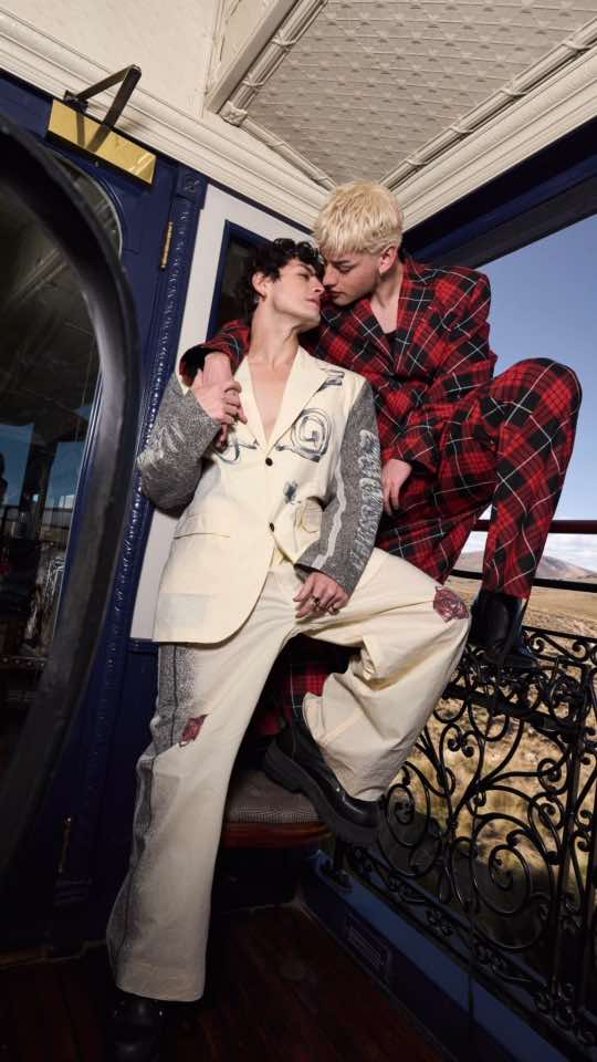 A post by @andrewlarranaga on TikTok caption: Fotos en un tren en movimiento! 😱 🚂 @JeanPaulGaultier #JeanPaulGaultier #jpgperfume