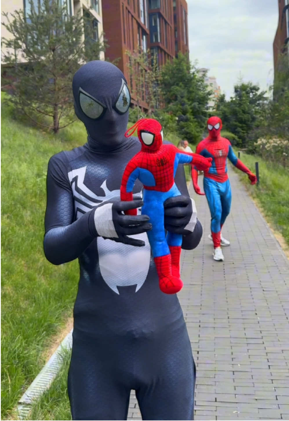 A post by @moscow_spider on TikTok caption: Веном или Человек-паук круче?🤔#moscowspider 