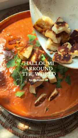 A post by @piaundhalloumi on TikTok caption: HALLOUMI TIKKA MASALA MIT NAAN 🇮🇳 Ep. 1 Halloumi arround the World Herzlich Willkommen zu meiner neuen Serie. In dieser zeige ich, wie man Halloumi auf unterschiedliche Weise zubereiten und in klassische Rezepte aus aller Welt integrieren kann. Einfach, lecker und mit einem kleinen Twist. Rezept für 4 Personen Zutaten – Soße 2 EL Ghee oder Öl 1 große Zwiebel 4 Knoblauchzehen 15 g Ingwer 400 ml passierte Tomaten 150 ml Schlagsahne 400g Halloumi  Gewürze: ½ TL Kurkuma, ½ TL Garam Masala, 1 TL Koriander, 1–1½ TL Chili, 2 TL Paprika, 1 TL Kreuzkümmel, Salz  Für das Naan 500 g Mehl 1 TL Salz 130 ml Wasser 2 TL Honig 10 g Hefe 250 ml Joghurt 2 EL Öl Zum Bestreichen 120 g Butter, 1 Knoblauchzehe, 1 TL Salz, frische Kräuter 1. Halloumi braten Halloumi würfeln und in 1 EL Öl goldbraun braten. Beiseitestellen. 2. Masala ansetzen Zwiebeln würfeln, Knoblauch & Ingwer fein hacken. In Ghee glasig braten, Paste zugeben, kurz rösten. 3. Würzen & köcheln Gewürze zugeben, 1–2 Minuten rösten. Tomaten einrühren, 10–15 Min. köcheln, salzen. 4. Verfeinern Sahne unterrühren, Halloumi zugeben, 3–5 Min. ziehen lassen. Mit Koriander servieren. 5. Naan vorbereiten Hefe mit Wasser & Honig verrühren. Mit Mehl, Salz, Joghurt & Öl zu Teig kneten. 1 Std. gehen lassen. 6. Backen & bestreichen Teig in 6 Stücke teilen, oval ausrollen. In heißer Pfanne ohne Fett 1–2 Min. pro Seite backen. Mit Knoblauchbutter & Kräutern bestreichen. #halloumi #halloumitikkamasala #halloumiarroundtheworld #rezeptidee 