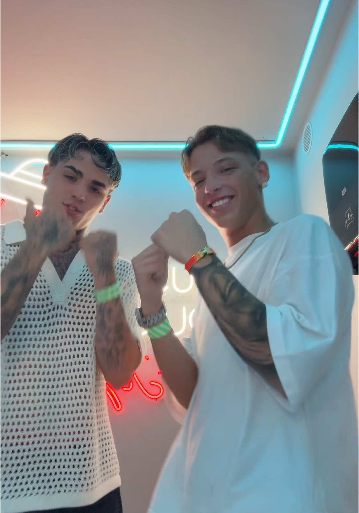 A post by @domenicoespositooo_ on TikTok caption: chi aspetta il ritorno ? @T E O 💋 