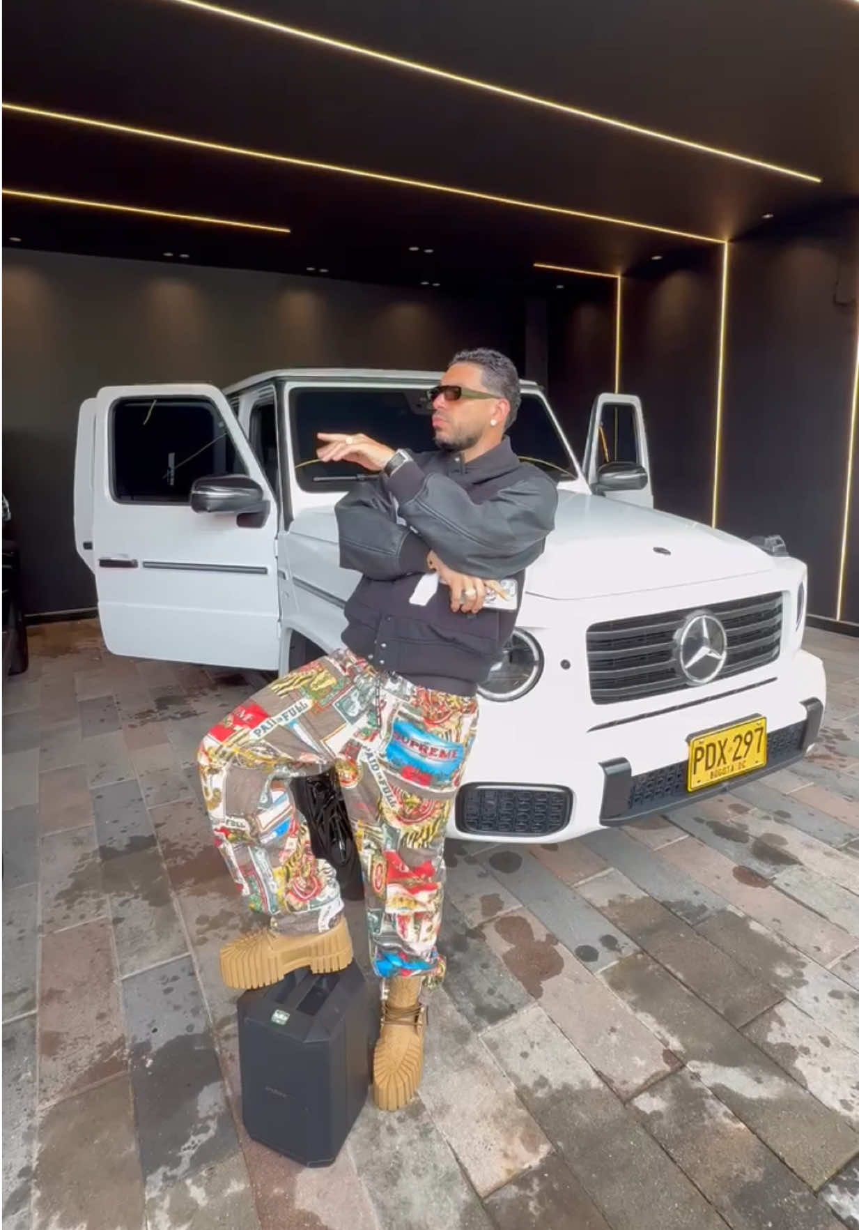A post by @elcantantedelghetto on TikTok caption: AWOOO!! MEDELLÍN, HÁBLAME FAI 🔥 les tenía pendiente la sorpresa de bonus del álbum, BAD BAD REMIX, hoy grabamos el video en la 13 🌴 🔥@Kybba 