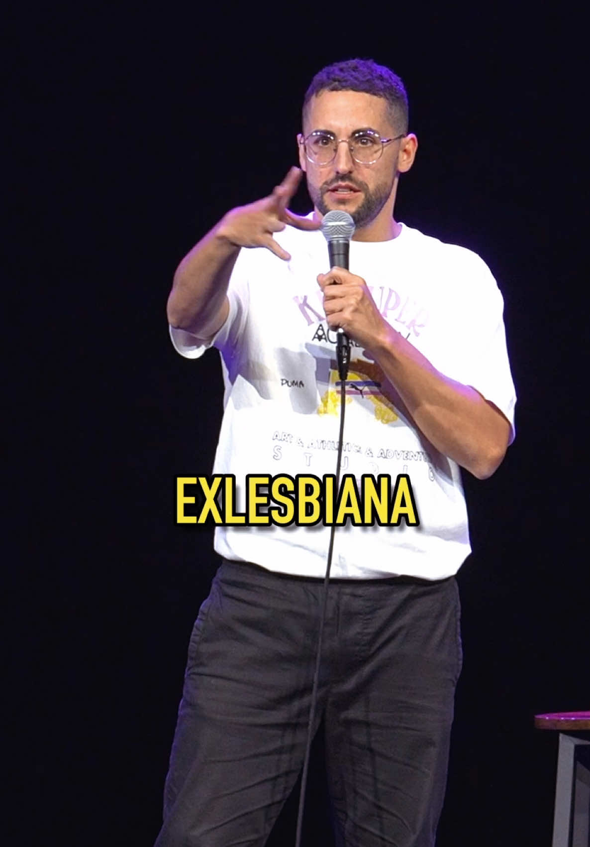 A post by @galdervaras on TikTok caption: Ta feo eso 🧐 #humor #standup #monologos #comedia #standupcomedy #crowdwork #impro 