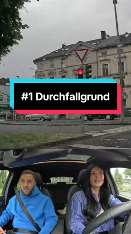 A post by @mustafahrlehrer on TikTok caption: Hat @𝓛𝓮𝓪𝓷𝓭𝓻𝓪 recht? War die Ampel orange oder rot? 😜 #fahrschule #fahrlehrer #fahrstunde #mustafahrlehrer #führerschein #fahrschülerin #leandra 